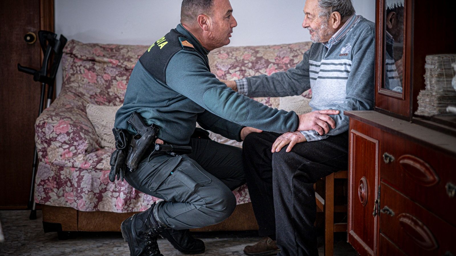 Diego Márquez mira cara a cara al sargento Diego, el hombre que consiguió atrapar a sus asaltantes.