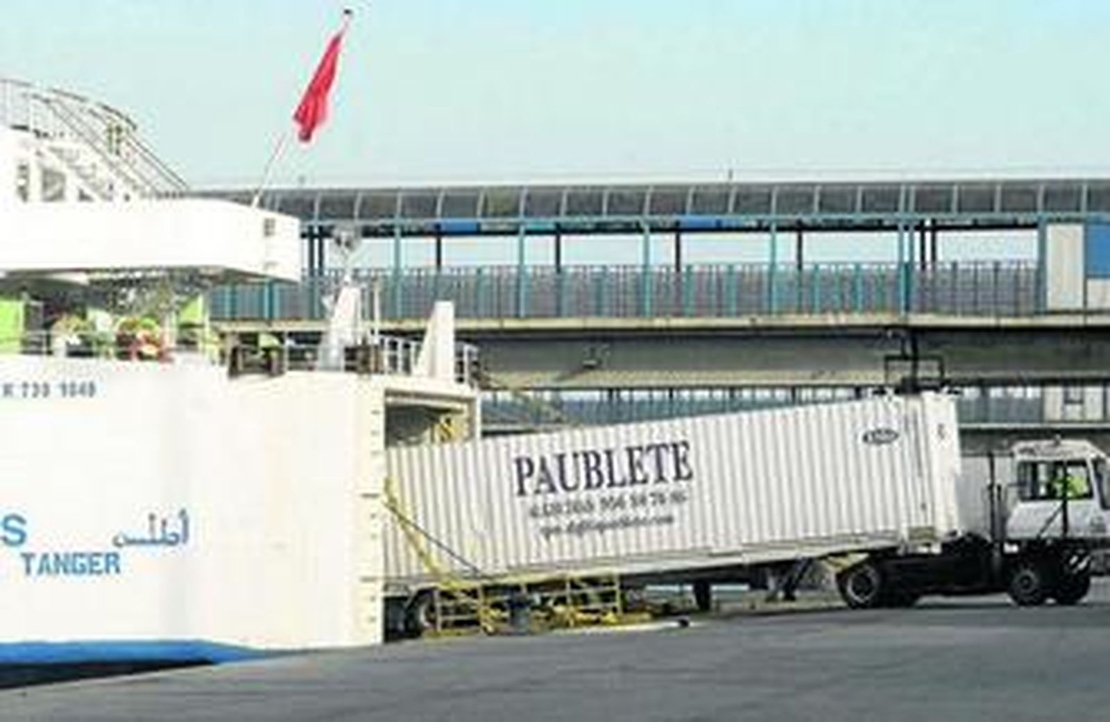 Un instante de la maniobra de salida de un contenedor del buque 'Atlas' de la naviera IMTC en Algeciras, procedente de Tánger-Med.