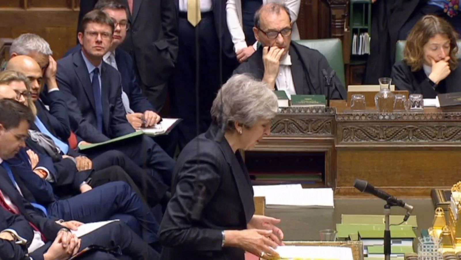 Theresa May se dirige a los parlamentarios en la Cámara de los Comunes.