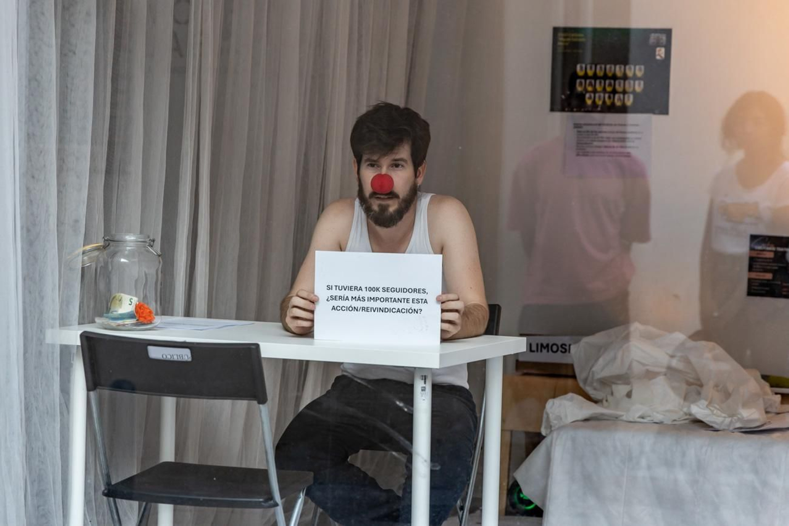 El escaparate que denunció la precariedad cultural: así fue la protesta artística de Manuel Sutil