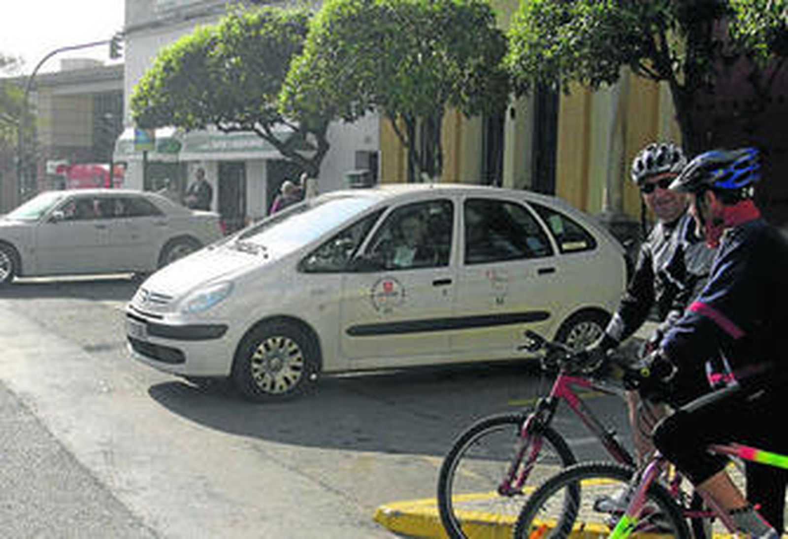 Varios taxis aparcados en la parada habilitada junto al Ayuntamiento de Camas.