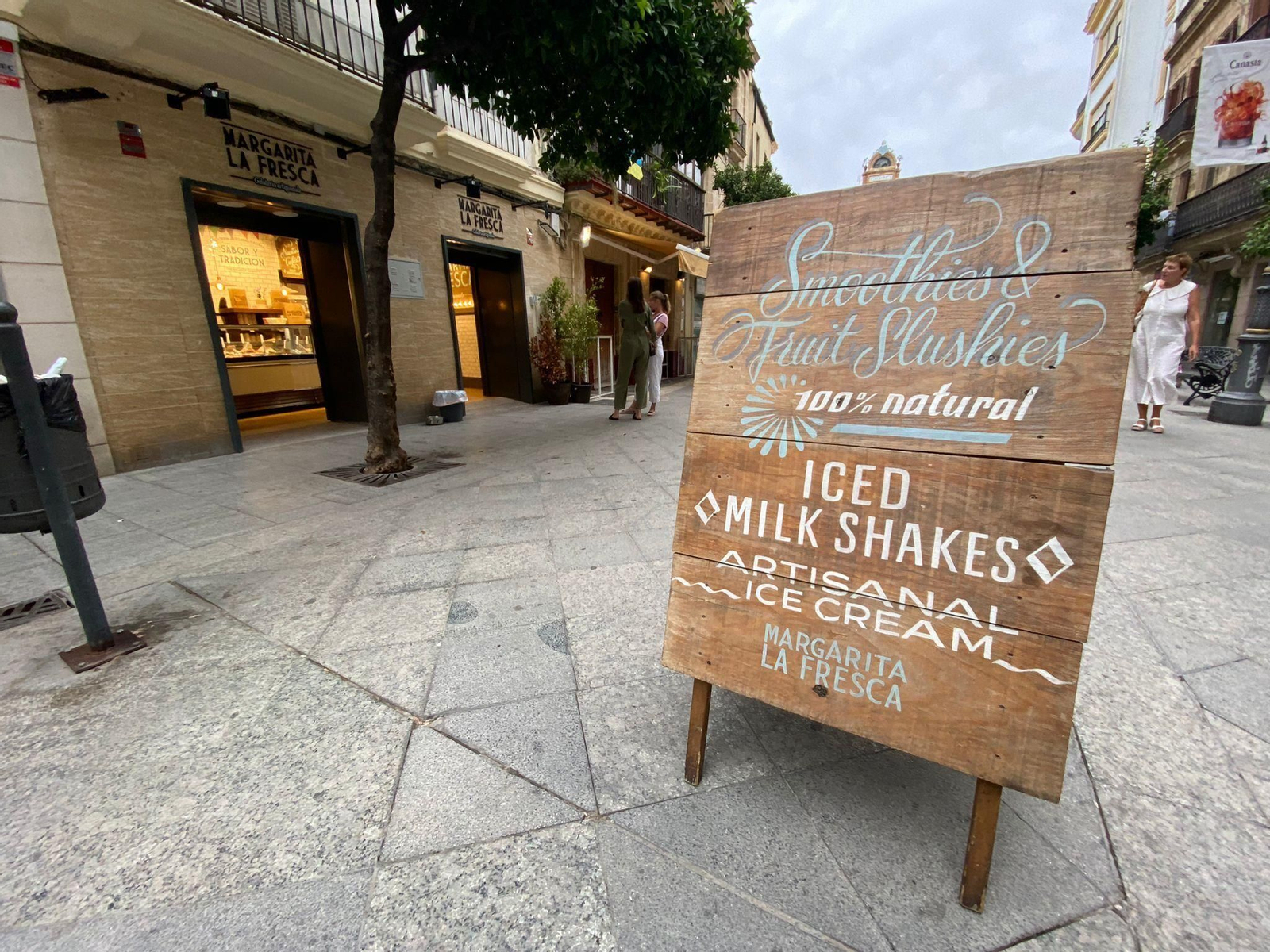 Cartel de una heladería junto al establecimiento abierto al público en la calle Lancería el pasado mes de septiembre.