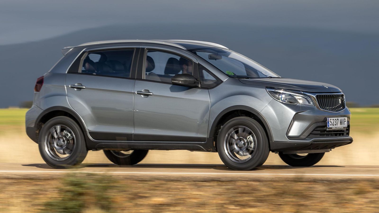 Si bien es muy ligero, el empuje de su motor es relativamente pequeño, lo que da pie a prestaciones muy discretas.