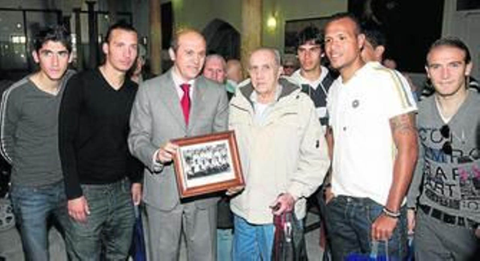 José Carlos, Alexis, Del Nido, Perotti, Luis Fabiano y Capel, junto al ex portero del Sevilla Pachón.