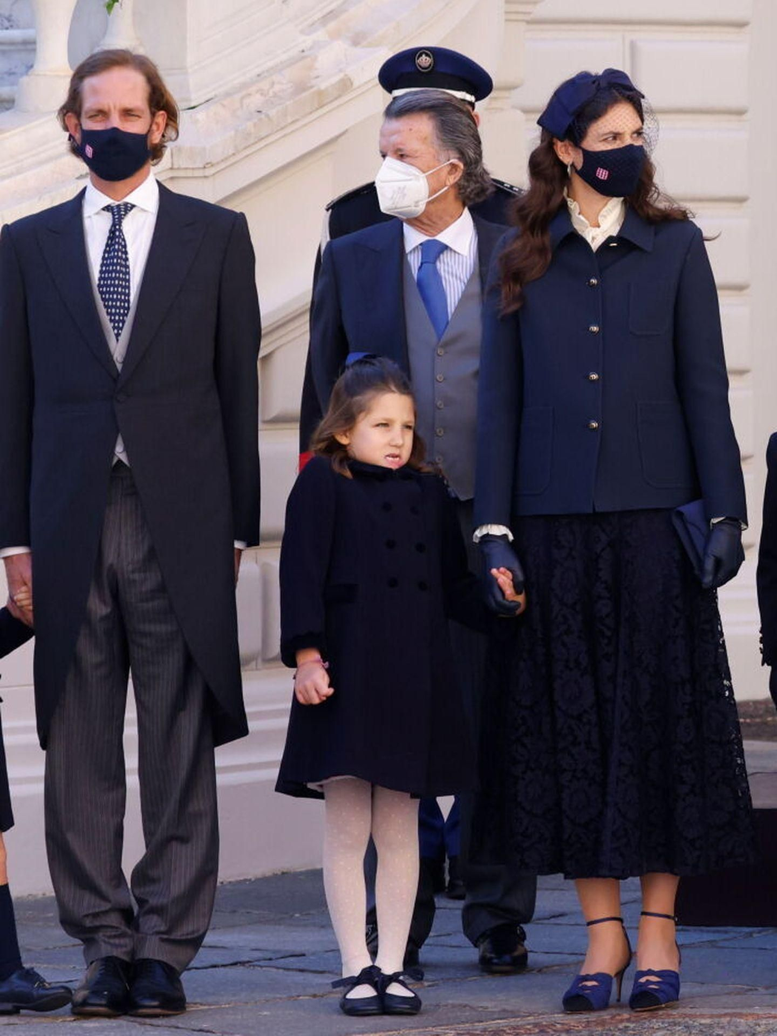 La otra nuera de Carolina de Mónaco, Tatiana Santo Domingo -esposa de Andrea Casiraghi-, vistió chaqueta recta azul, falda midi evasé de encaje, romántica blusa blanca a la caja y diadema con red.