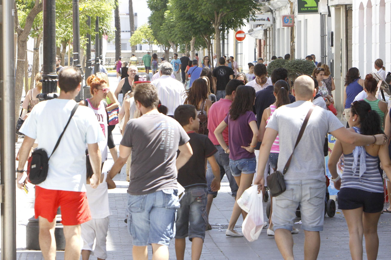 Personas paseando por una calle de Chiclana, en una imagen de archivo.