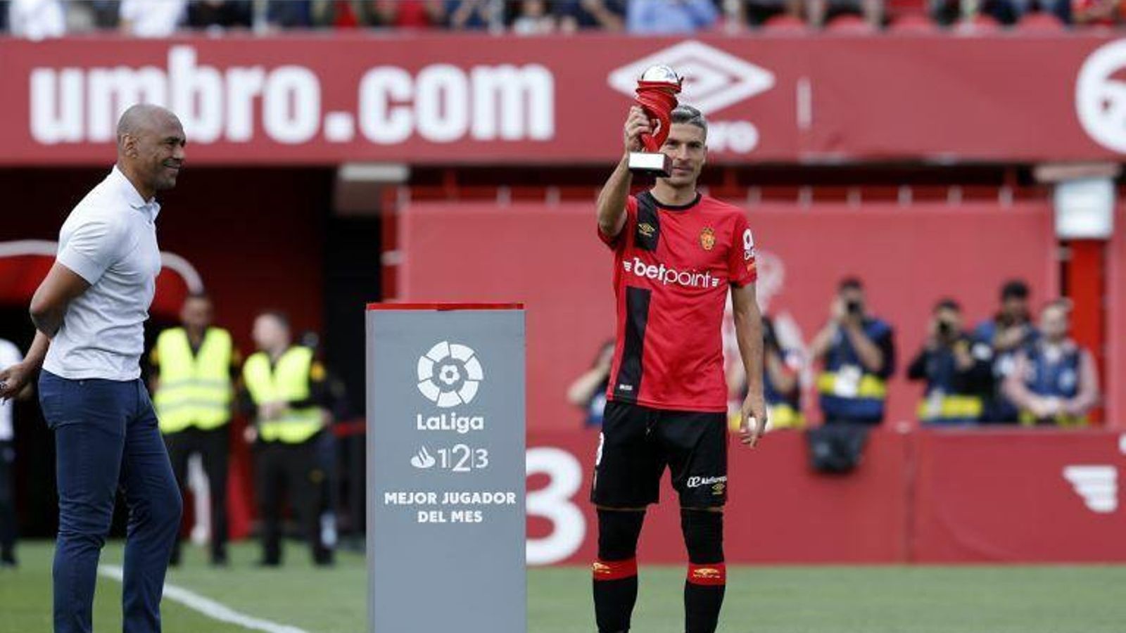 El virgitano Salva Sevilla recoge el premio al mejor jugador de abril