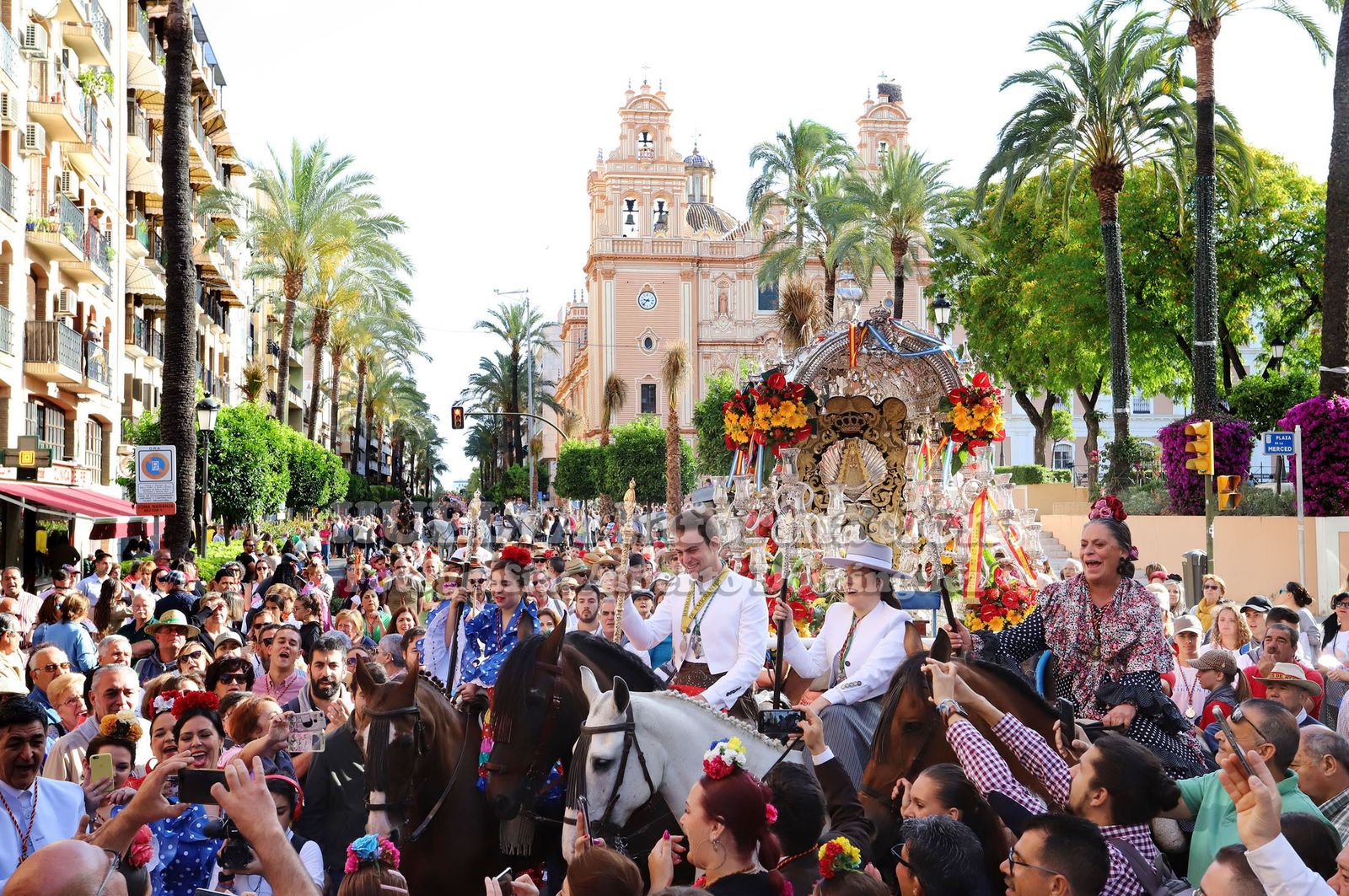 Imágenes  de Emigrantes y el gran ambiente que le ha acompañado en su salida. Rocío 2019