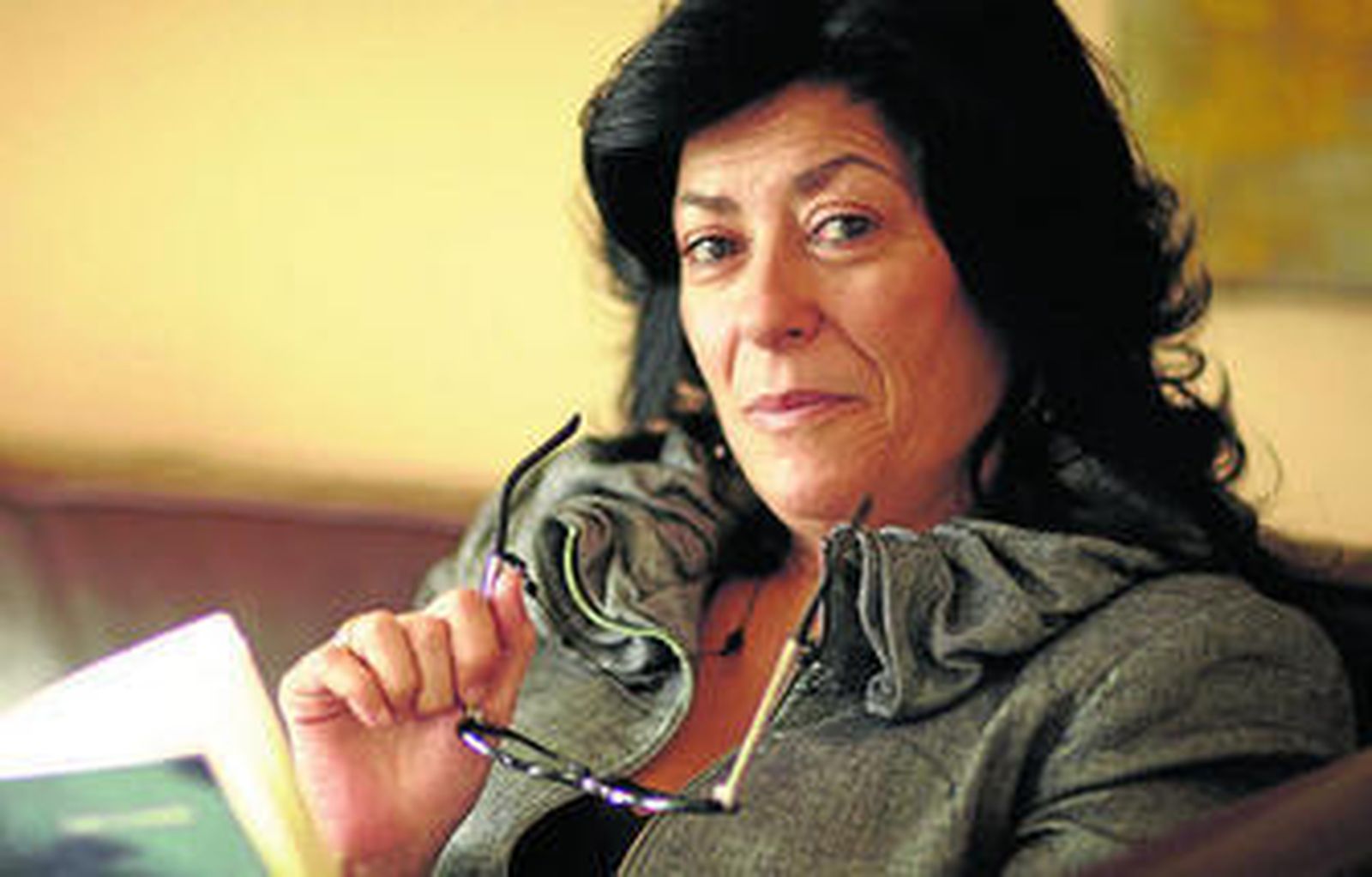 La escritora acudirá también mañana a la Feria del Libro de Algeciras.