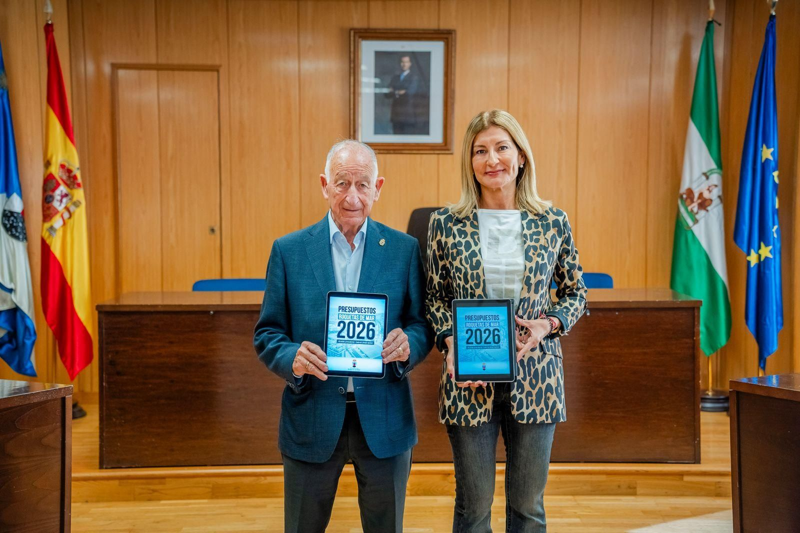 El alcalde, Gabriel Amat, junto con la concejal de Hacienda y Contratación, Mayte Fernández, en el acto de presentación de los presupuestos para 2026.