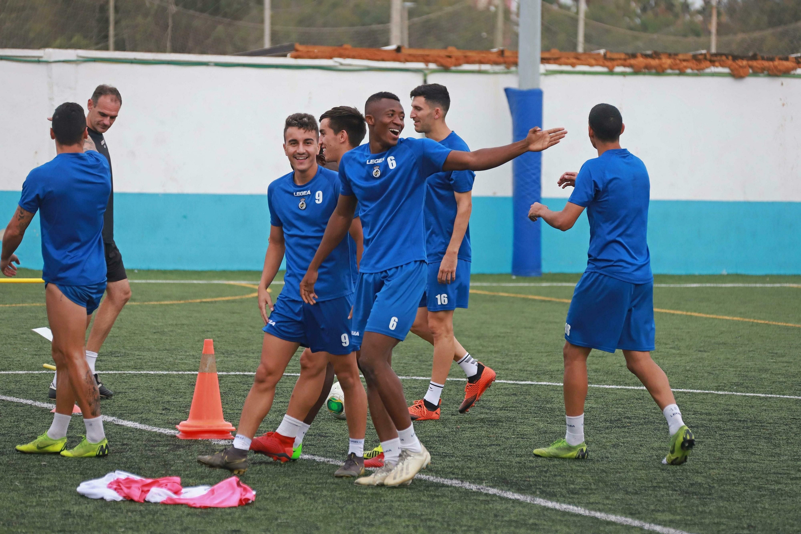 Bandaogo (6), que regresa tras sanción, bromea durante un entrenamiento junto a Bakr (9)