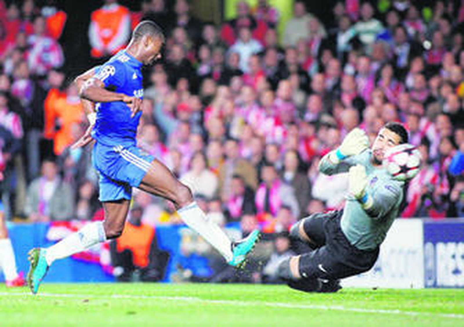 Salomon Kalou bate a Sergio Asenjo en el primero de los cuatro tantos del Chelsea.