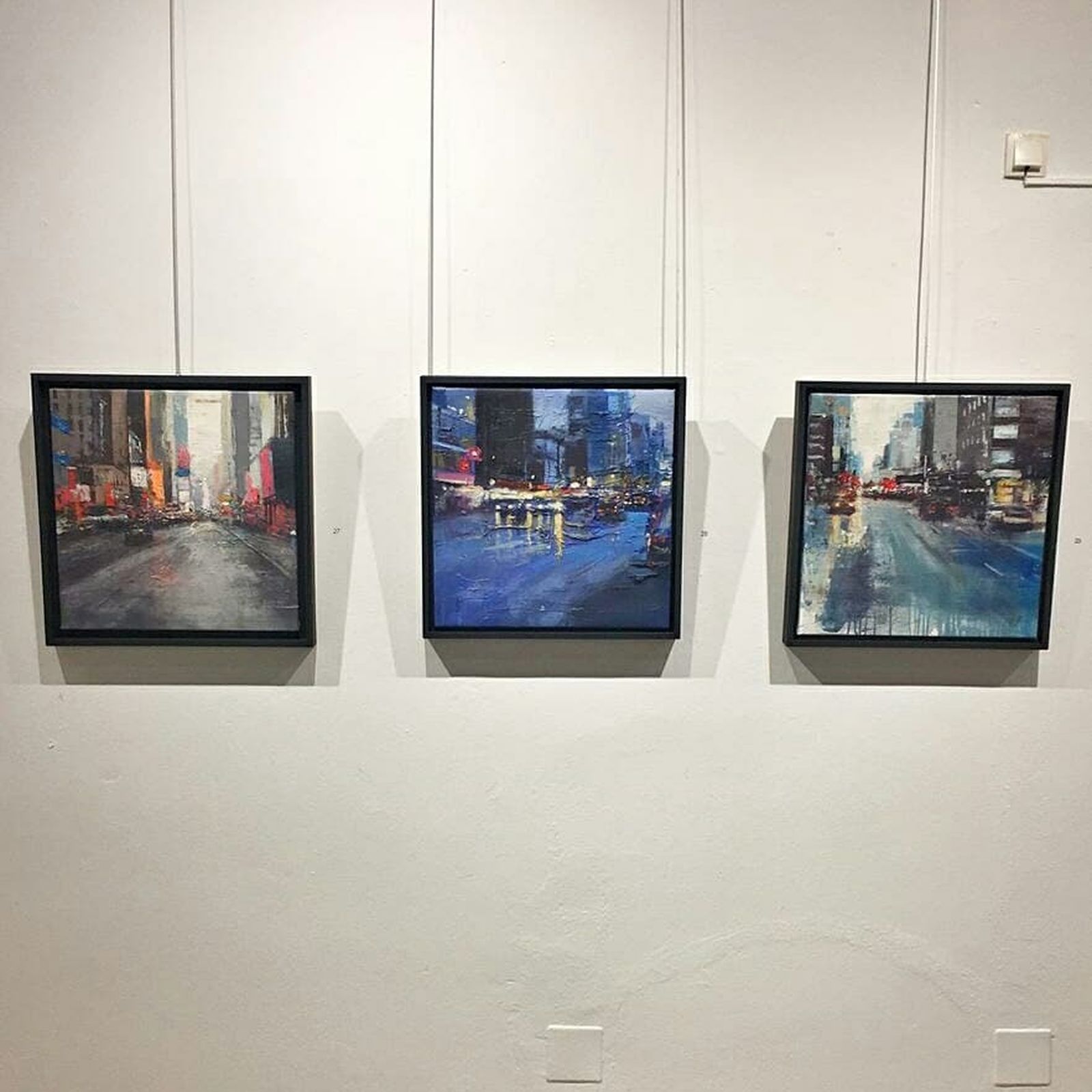 Tres las obras del pintor onubense Pedro Rodríguez que están estos días en el Centro Cultural Los Álamos de La Antilla.