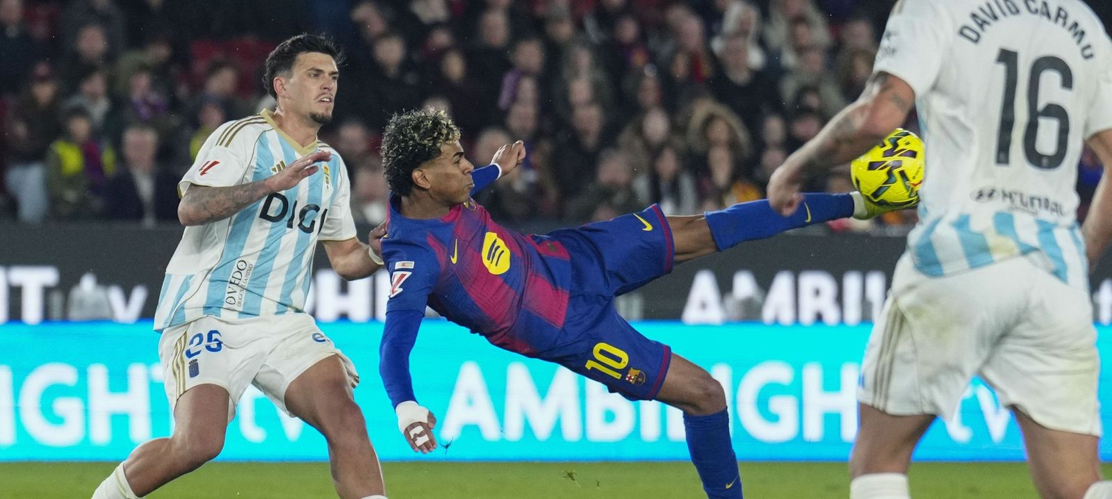 Lamine Yamal remata en una postura acrobática para anotar el tercer gol del Barcelona.
