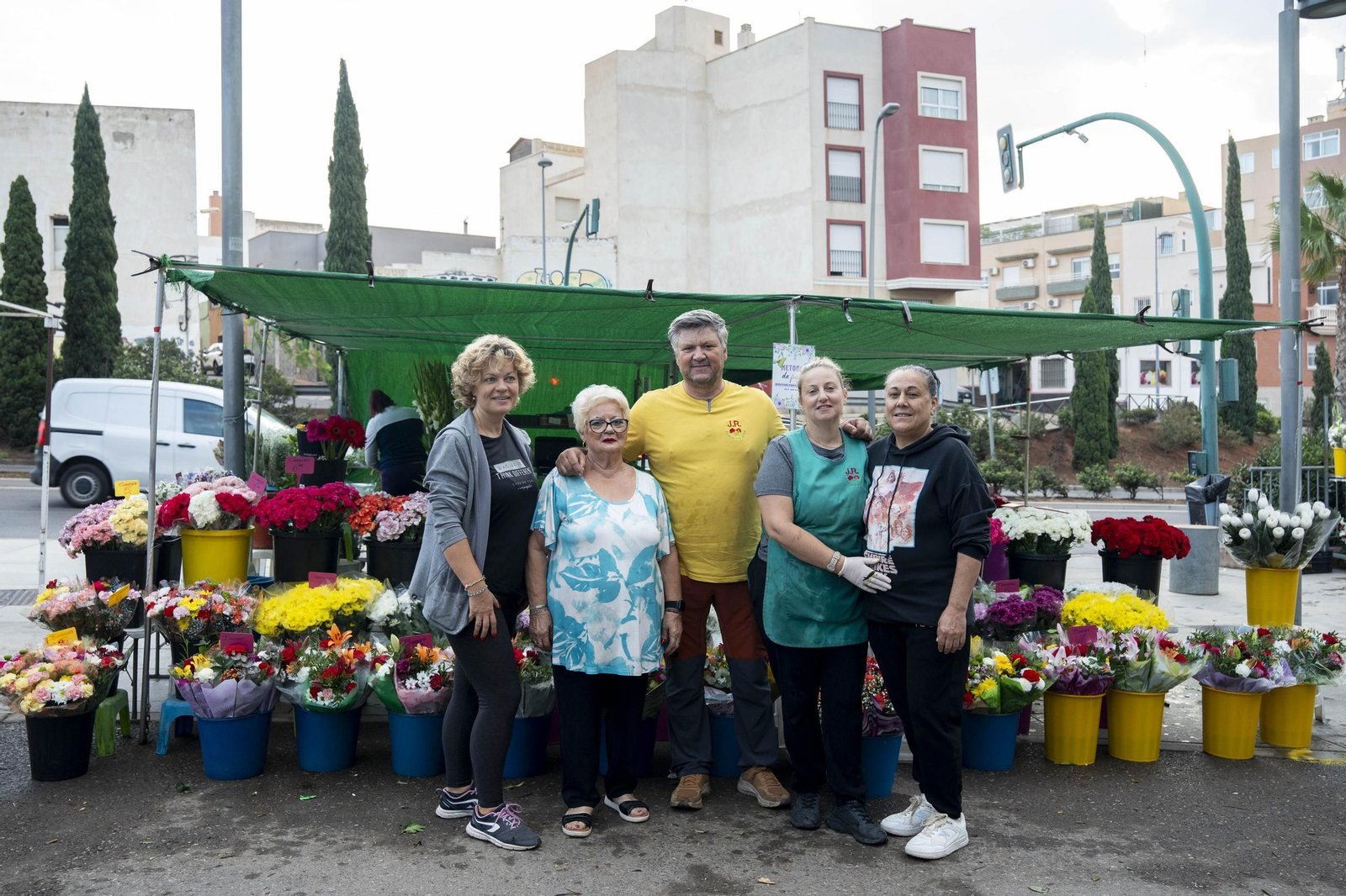 Así se preparan las flores para el Día de Los Santos en Almería