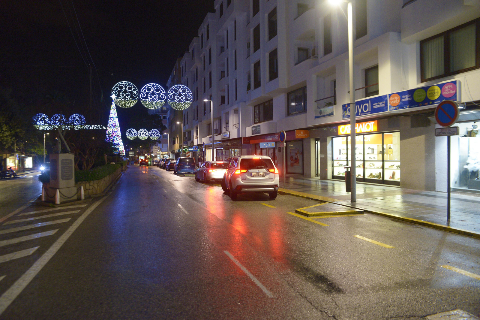 Fotos de ambiente de las calles de Algeciras el primer fin de semana de horario nocturno.