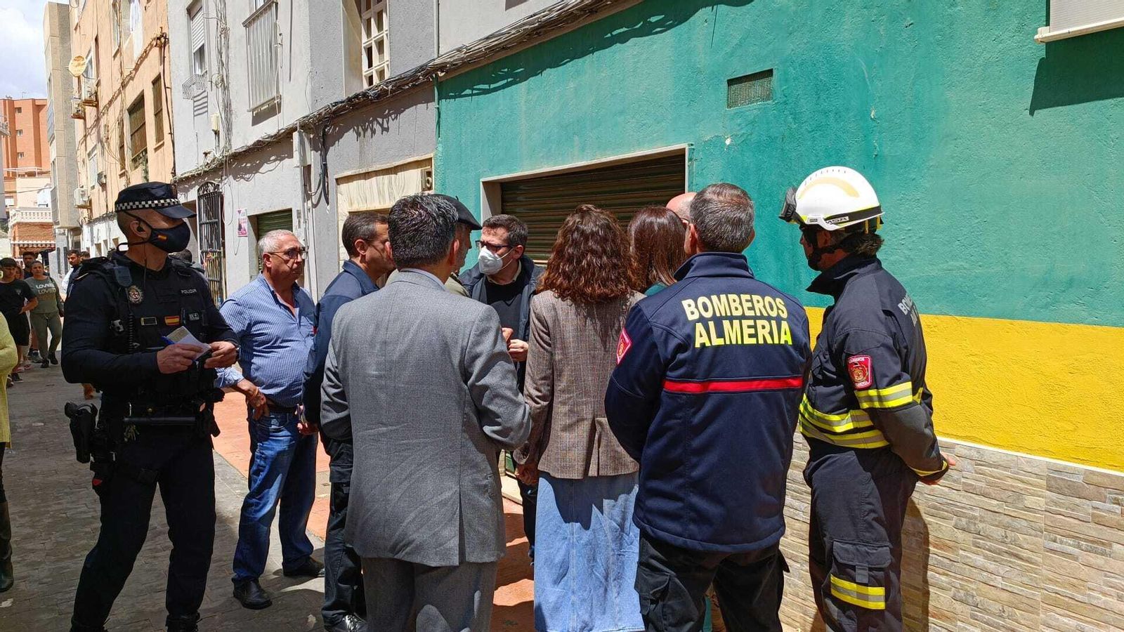 Bomberos junto a concejales del Ayuntamiento de Almería.