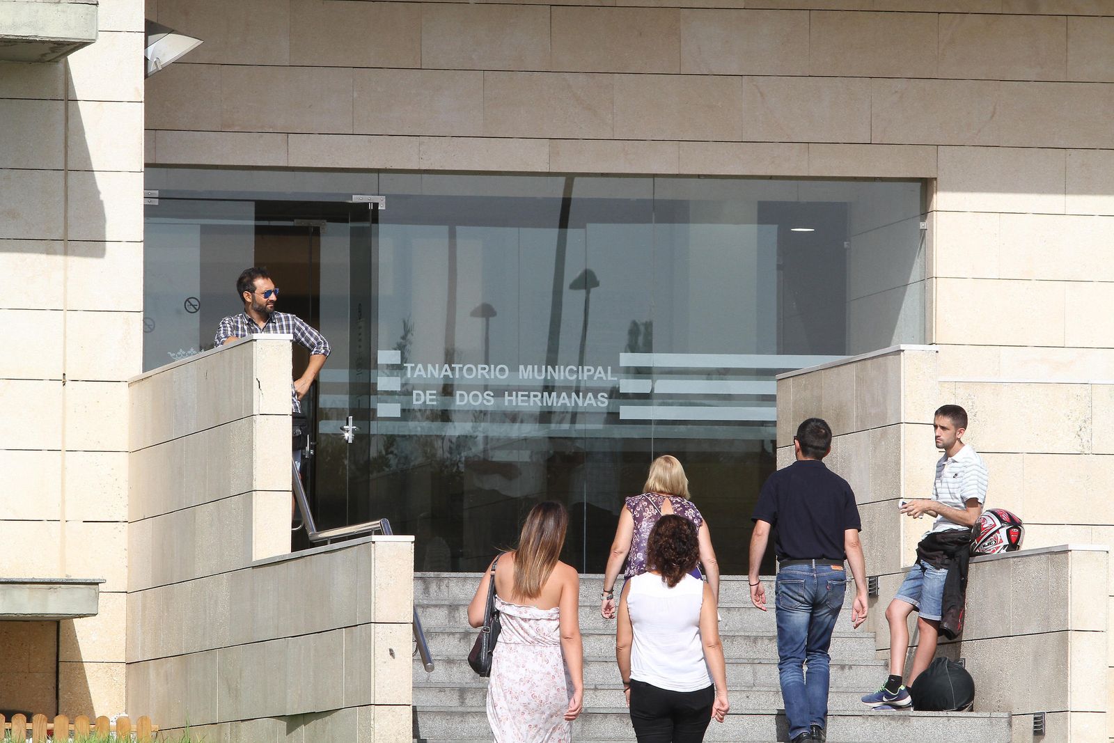 Familiares de la mujer fallecida llegan al tanatorio de Dos Hermanas, poco antes de la hora prevista para el responso.