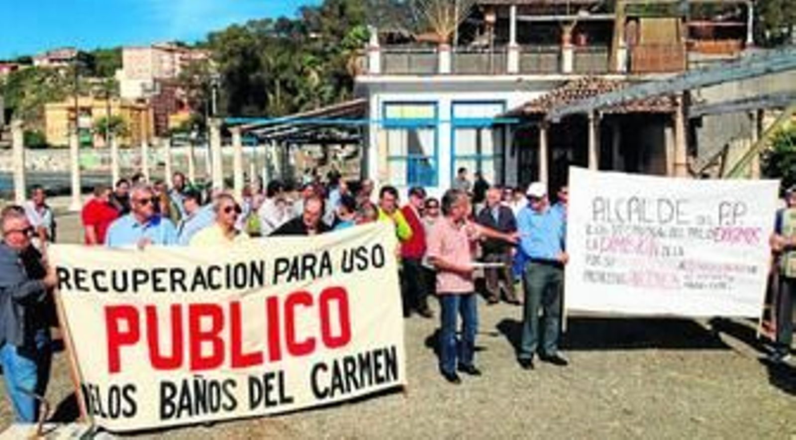 Varios de los asistentes a la concentración vecinal que tuvo lugar ayer en los Baños del Carmen.