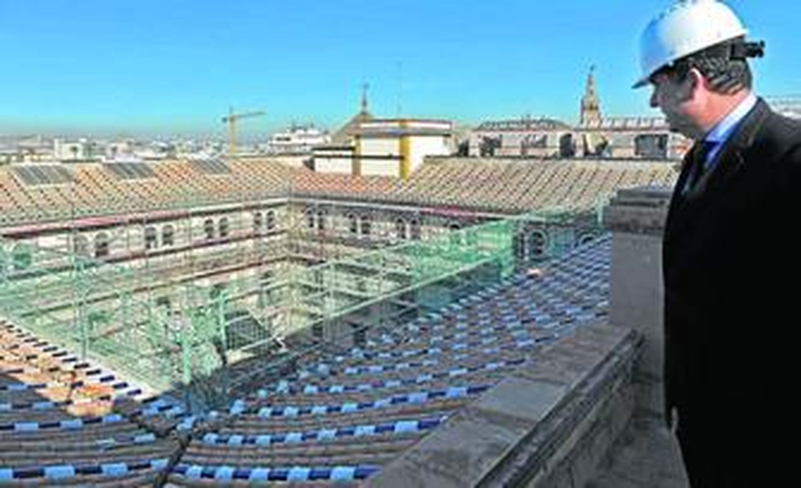 Vista general del patio principal del Alfonso XIII con las obras de reforma a medio ejecutar.