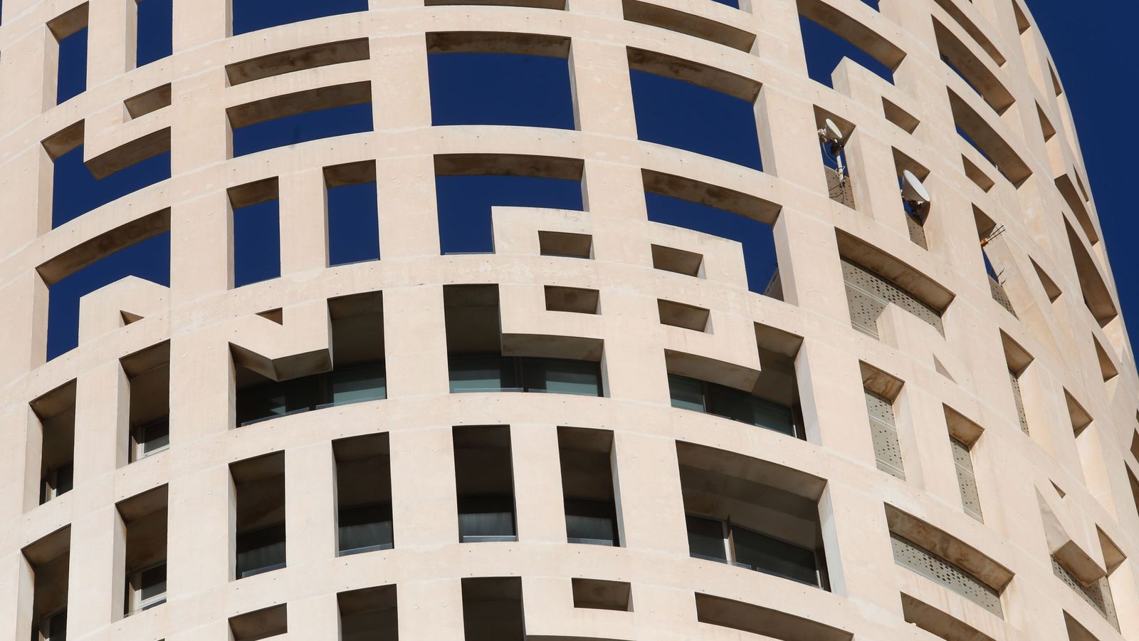 Detalle de la inscripción "Non" en la fachada de las Torres de Hércules.