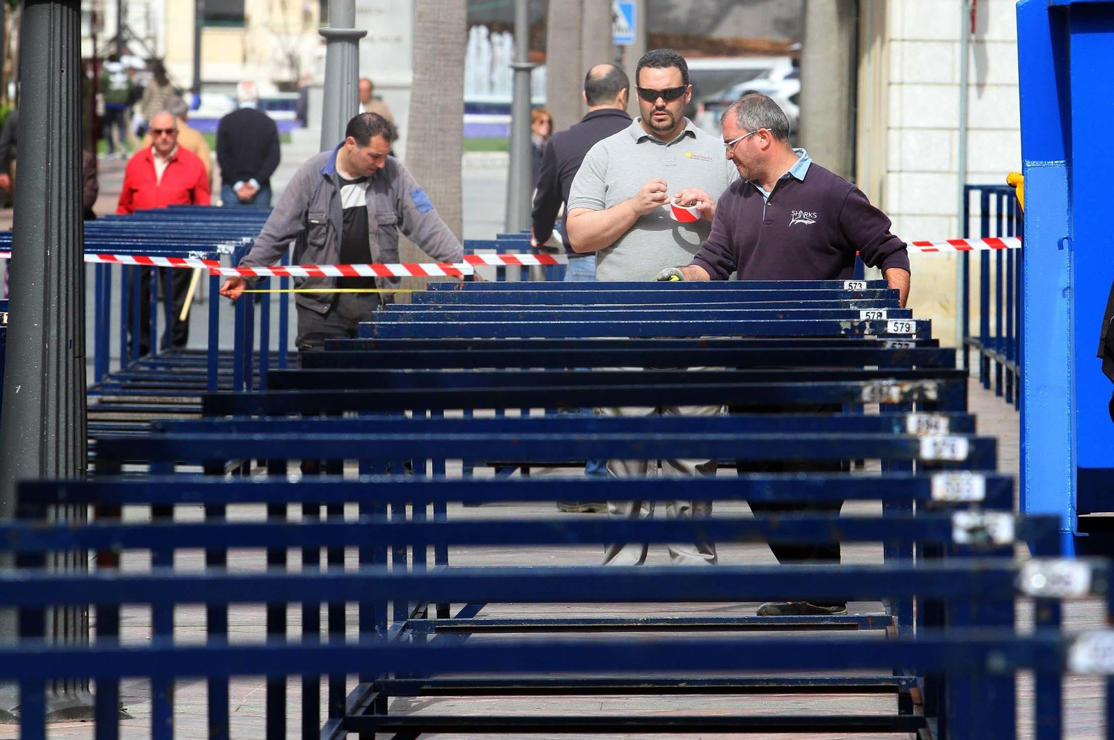Imágenes del montaje de los palcos para la Semana Santa onubense