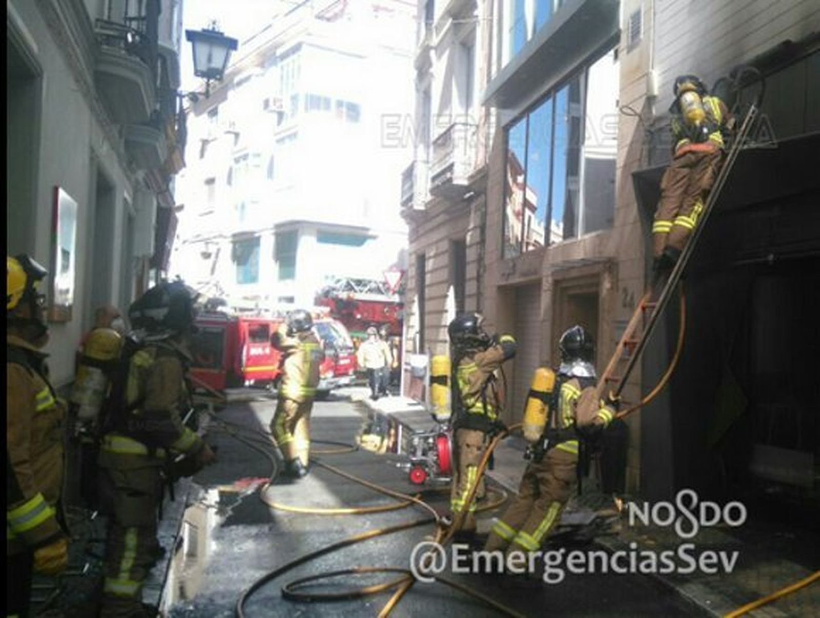 Sofocado tras tres horas un fuego en el restaurante Zelai