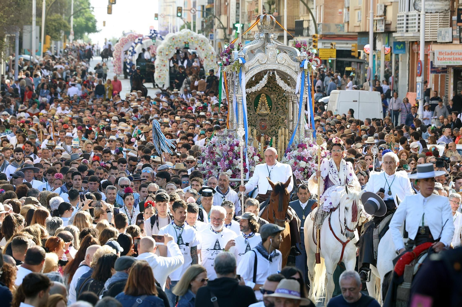 La salida hacia El Rocío de la Hermandad de Huelva el pasado año. La salida hacia El Rocío de la Hermandad de Huelva el pasado año.