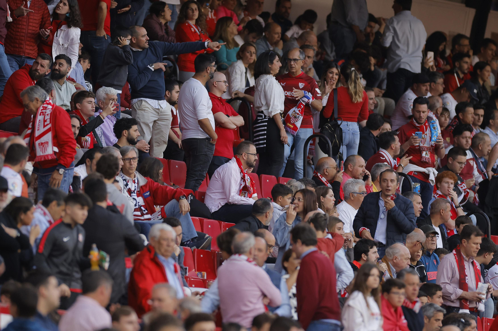 Búscate en las fotos del Sevilla-Betis