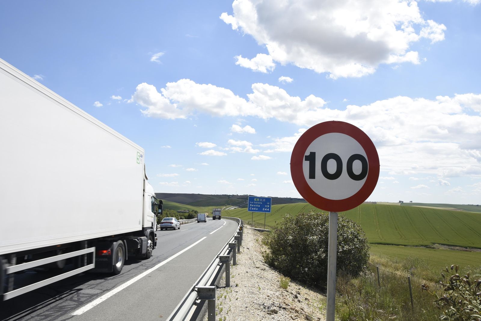 Señal de limitación de velocidad en la Autovía Sur, donde hasta hace unos días se podía circular a 120.