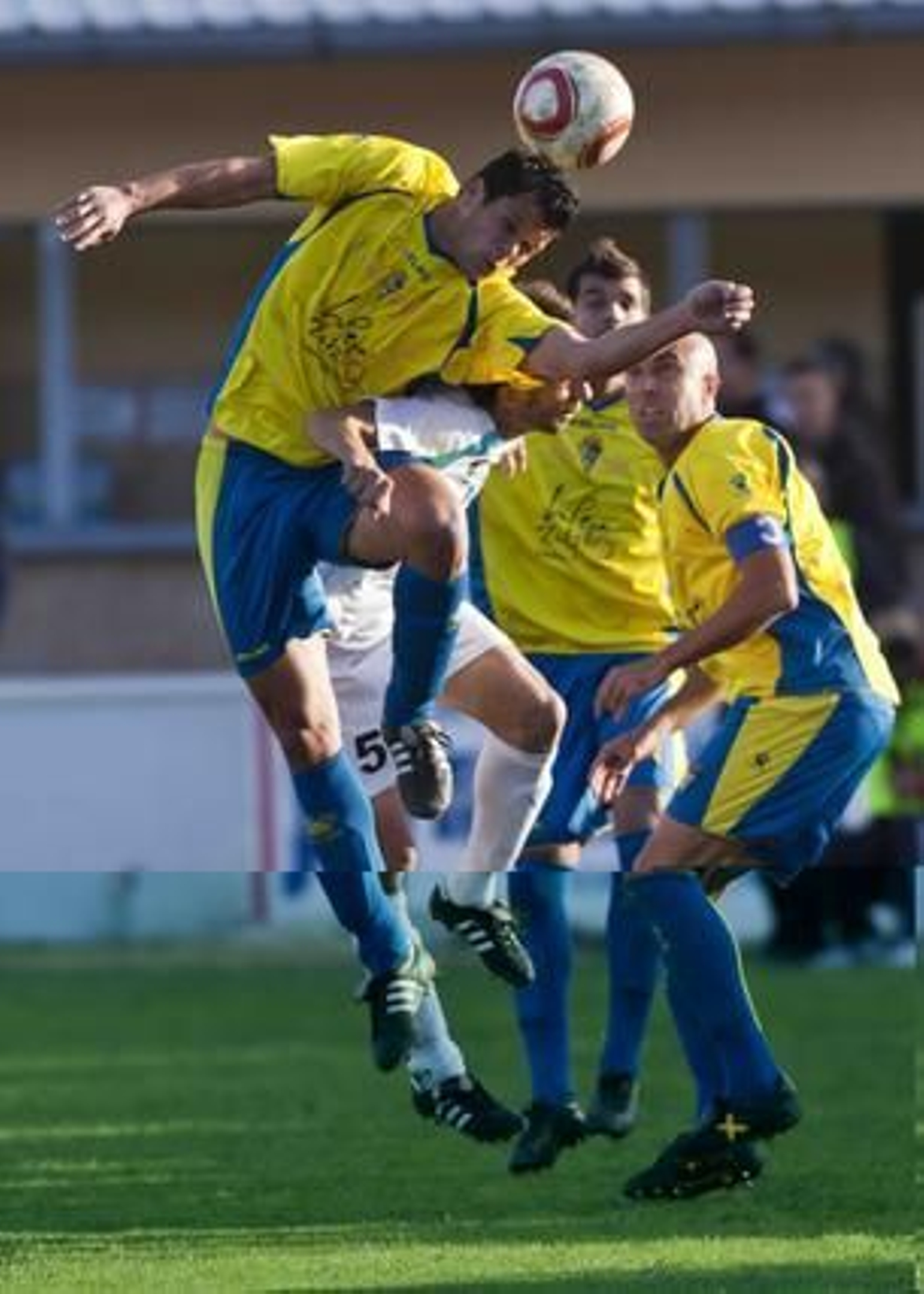 Un tanto de Pachón en el ´39 dio la victoria a los amarillos, que supieron mantener el marcador pese a las expulsiones de Aarón Bueno y Velasco 

Foto: Pascu Mendez/LOF