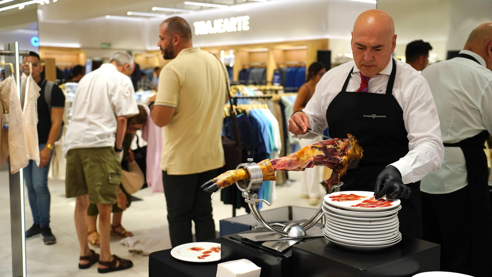 Fotos de la apertura de la marca Álvaro Moreno en el Centro Comercial Puerta Europa de Algeciras