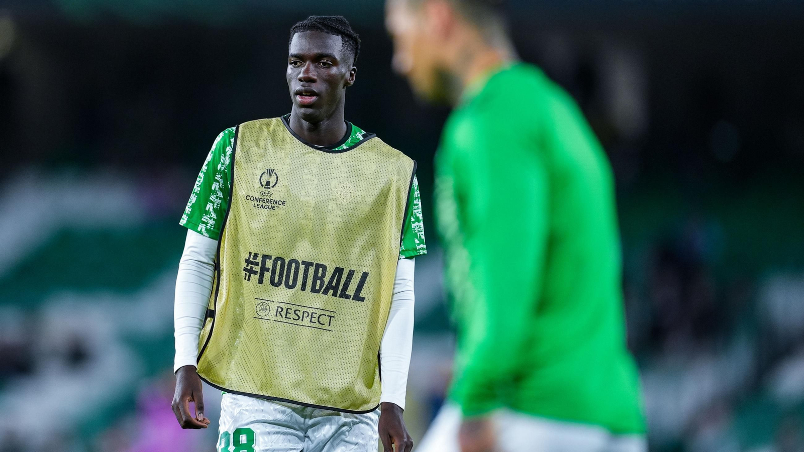 Assane Diao en el calentamiento del partido de Conference ante el Celje