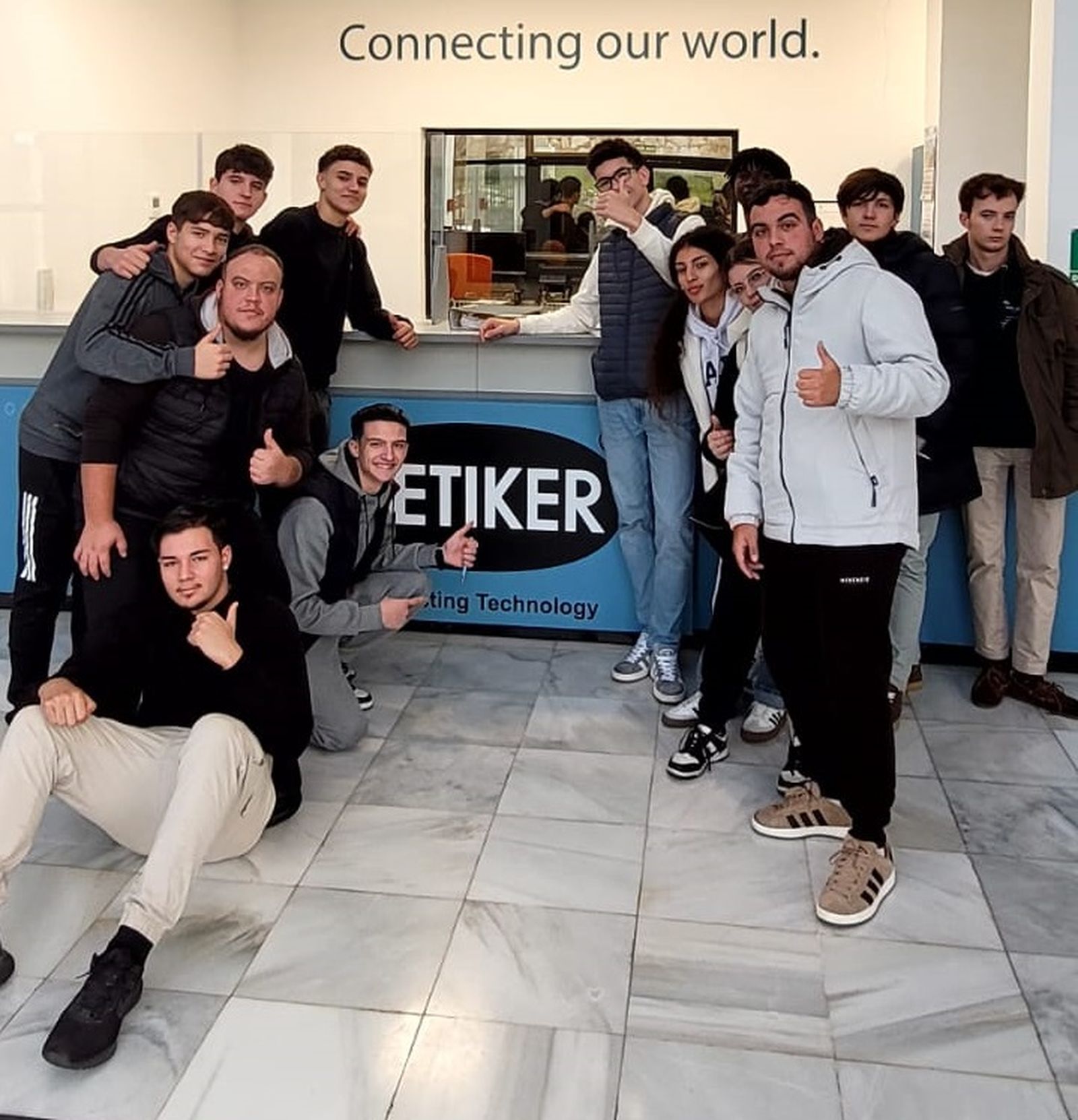 Varios alumnos, durante una visita a la empresa Oetiker.