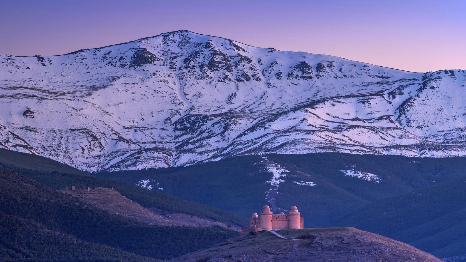 El Castillo de La Calahorra y Sierra Nevada. El Castillo de La Calahorra y Sierra Nevada.