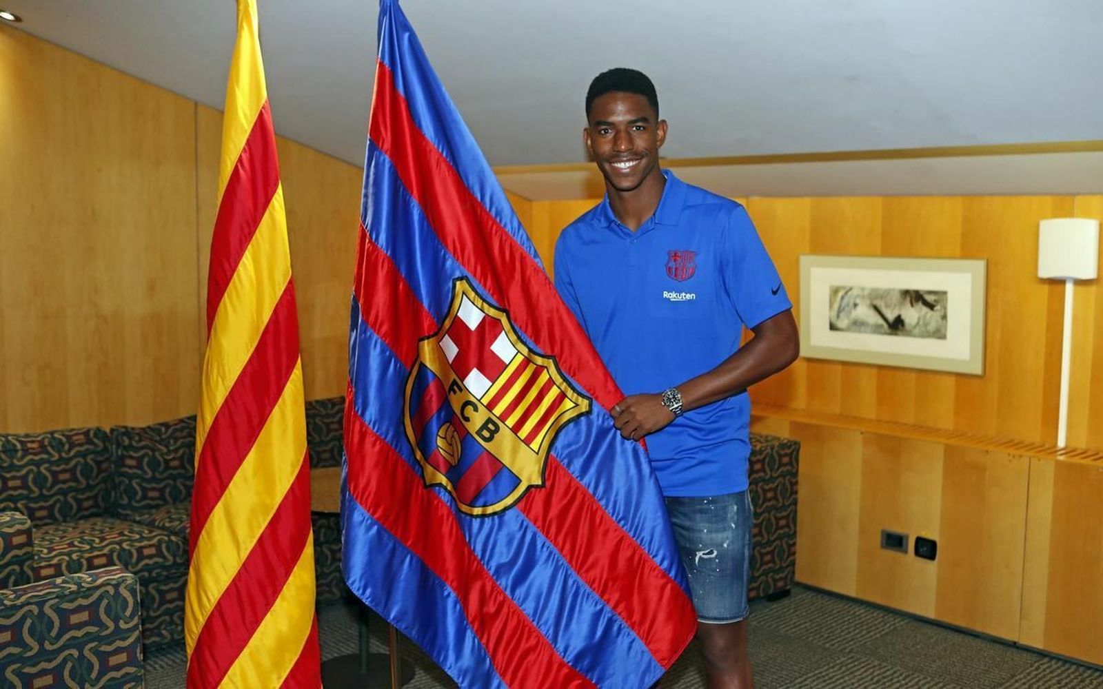 Junior Firpo, en su llegada a Barcelona.