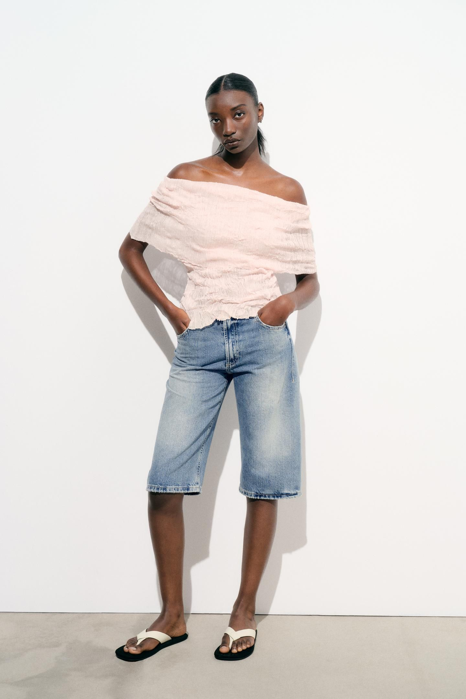 Top off shoulders de Zara.