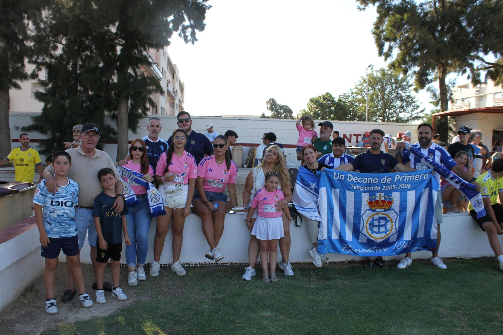 Aficionados del Recreativo el pasado jueves en Chiclana de la Frontera