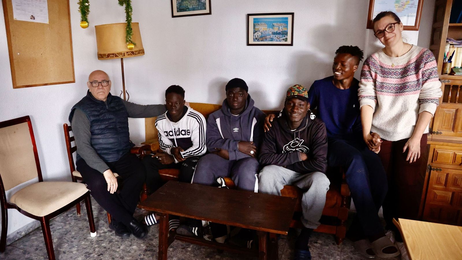 El padre Carmelo, Osman, Moussa, Mansour, Ebrima y Ana este miércoles en la Casa San Juan.