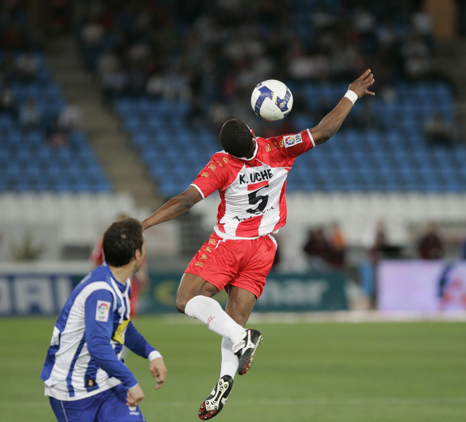 Kalu Uche intenta controlar un balón en el Almería-Espanyol de mayo de 2009 que valió la permanencia perica