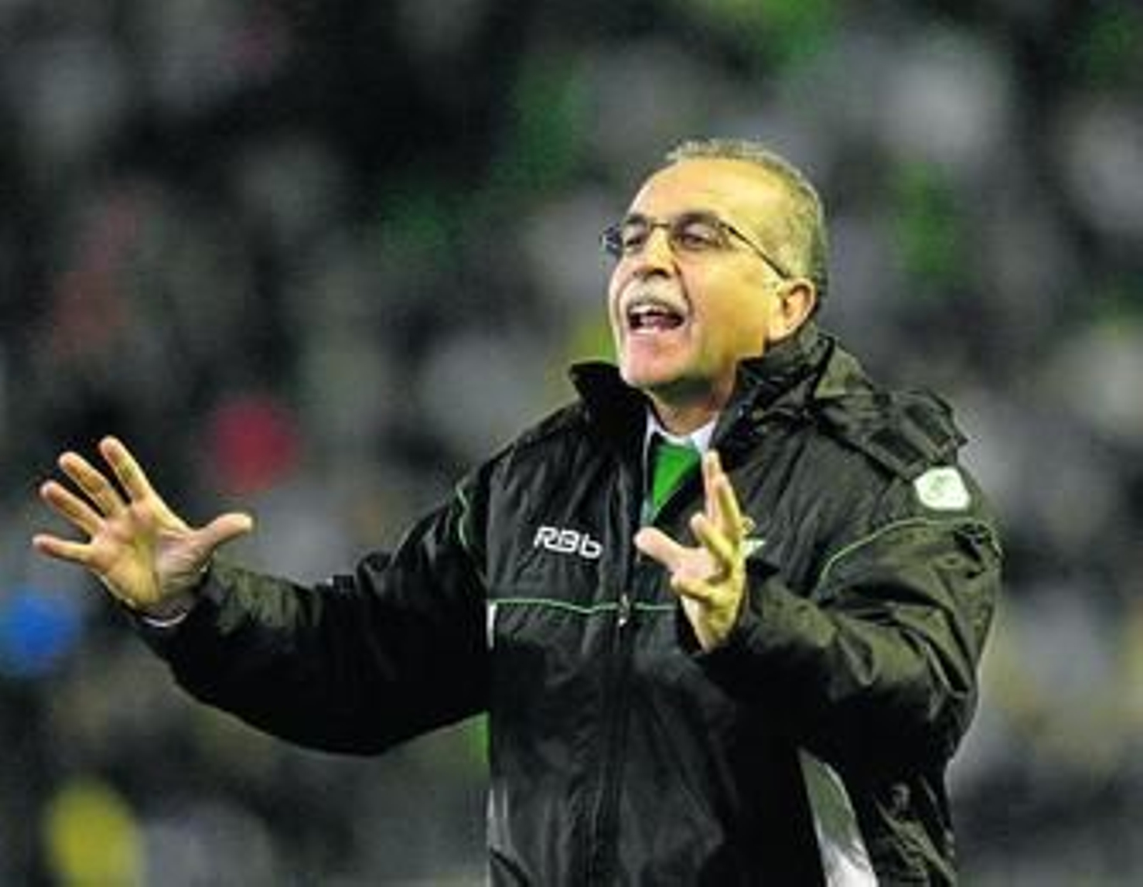 Antonio Tapia da indicaciones a sus jugadores desde el área técnica.