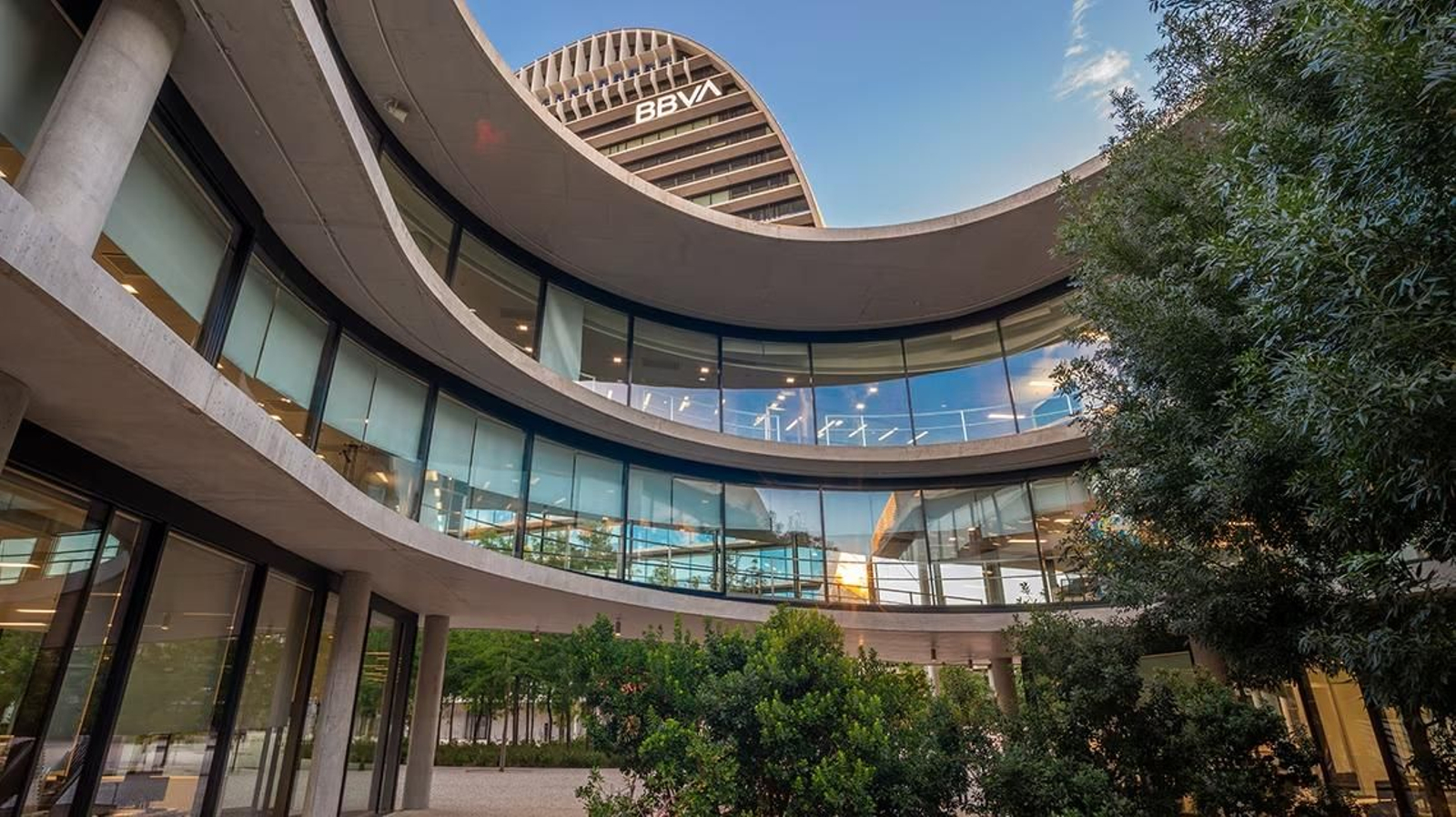 Fachada de la sede de BBVA en Madrid desde el interior del patio.