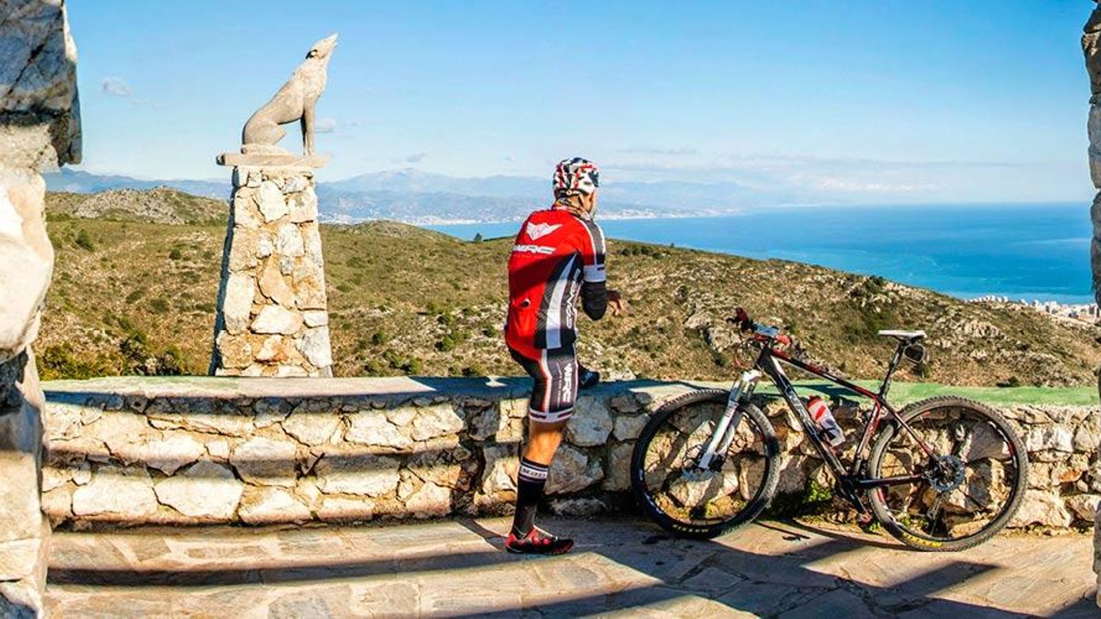 Un ciclista, tras su ascenso a La Cañada del Lobo. Un ciclista, tras su ascenso a La Cañada del Lobo.