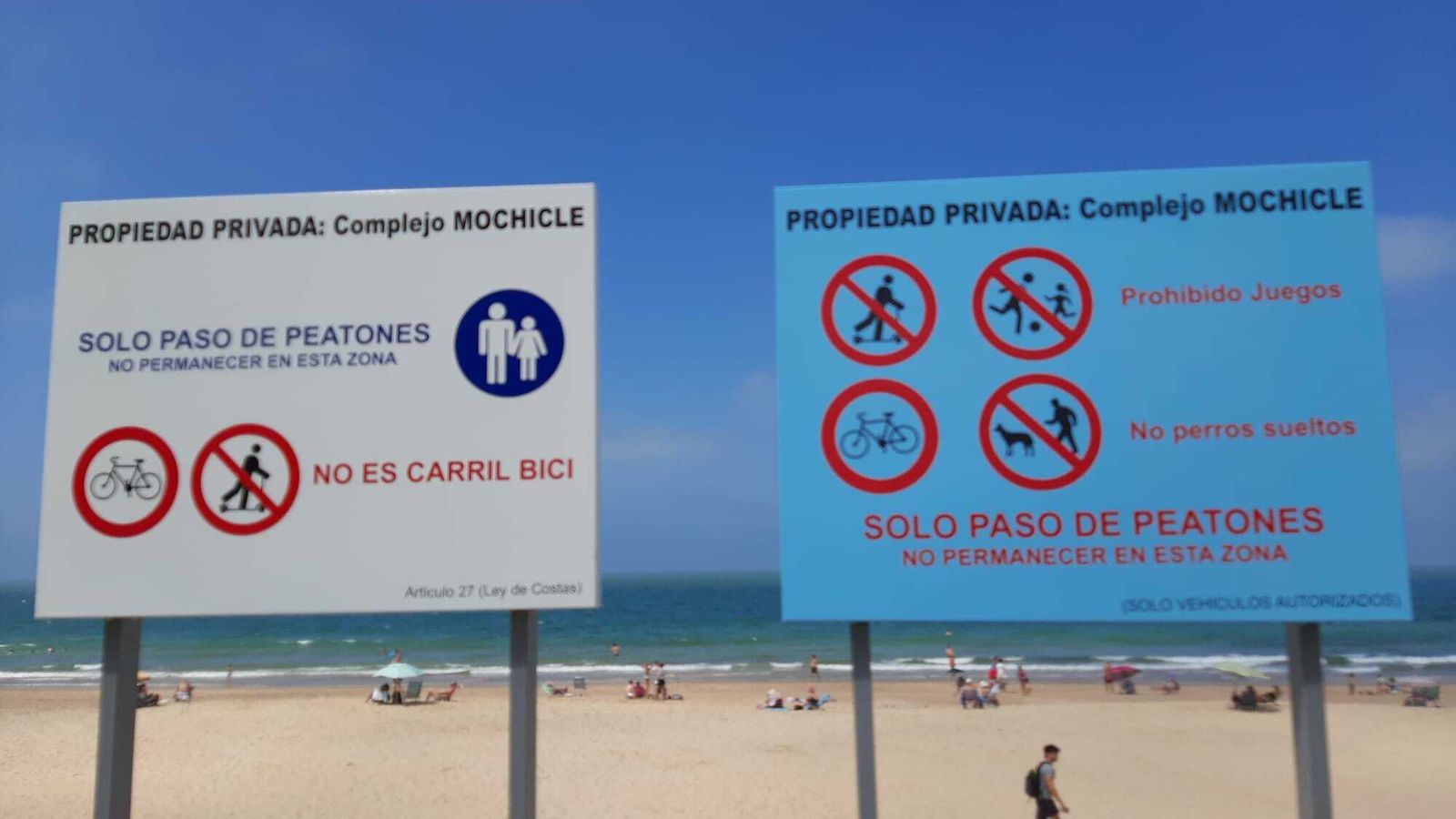 Los carteles instalados sin autorización de la Demarcación de Costas.