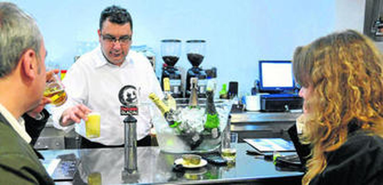 Juan Luis Morales muestra algunas de las tapas a unos clientes.