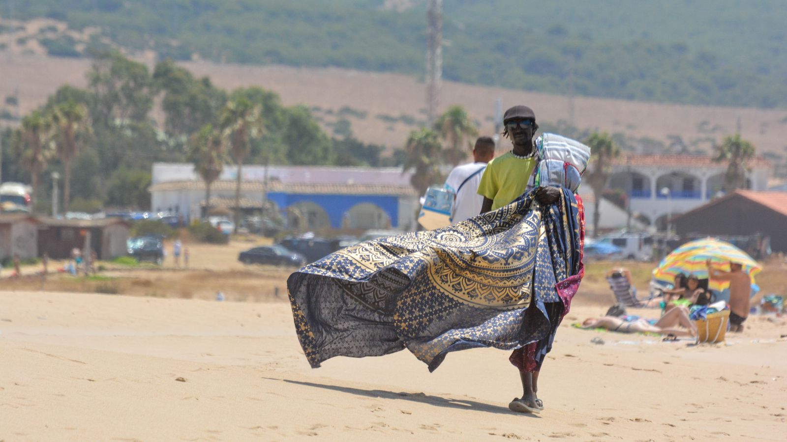 Día de sol y viento en la playa de Bolonia