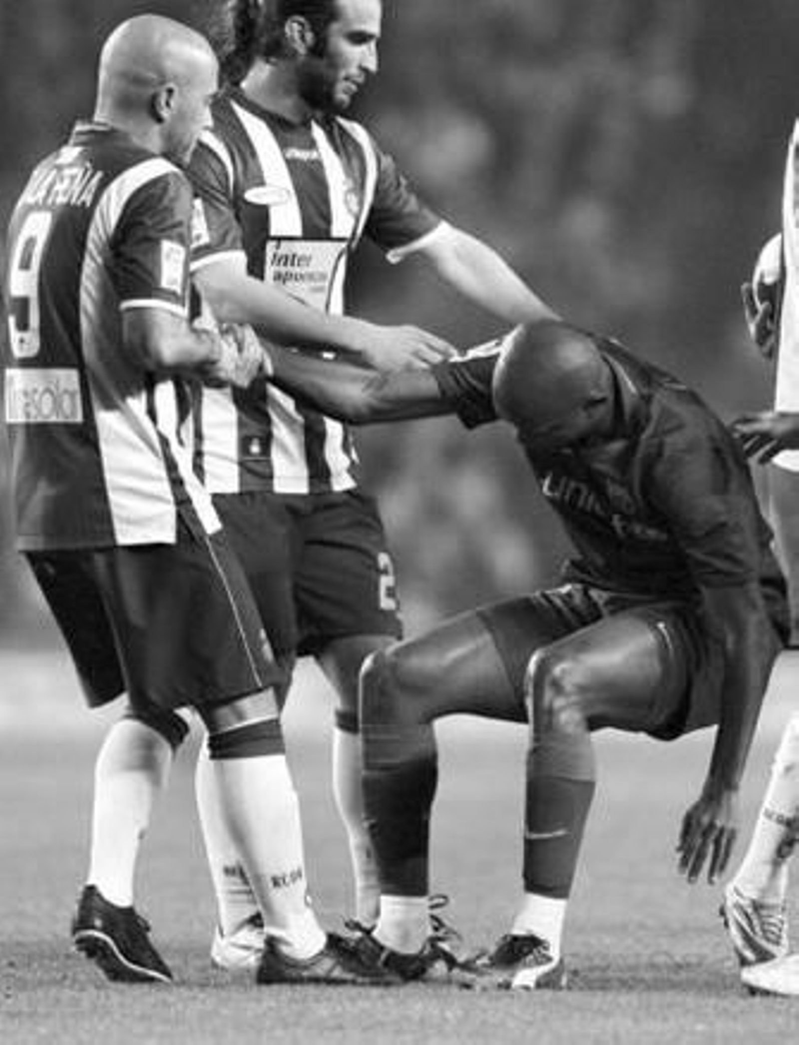 De la Peña, autor de los tantos del Espanyol, ayuda a levantarse al camerunés Samuel Eto'o.