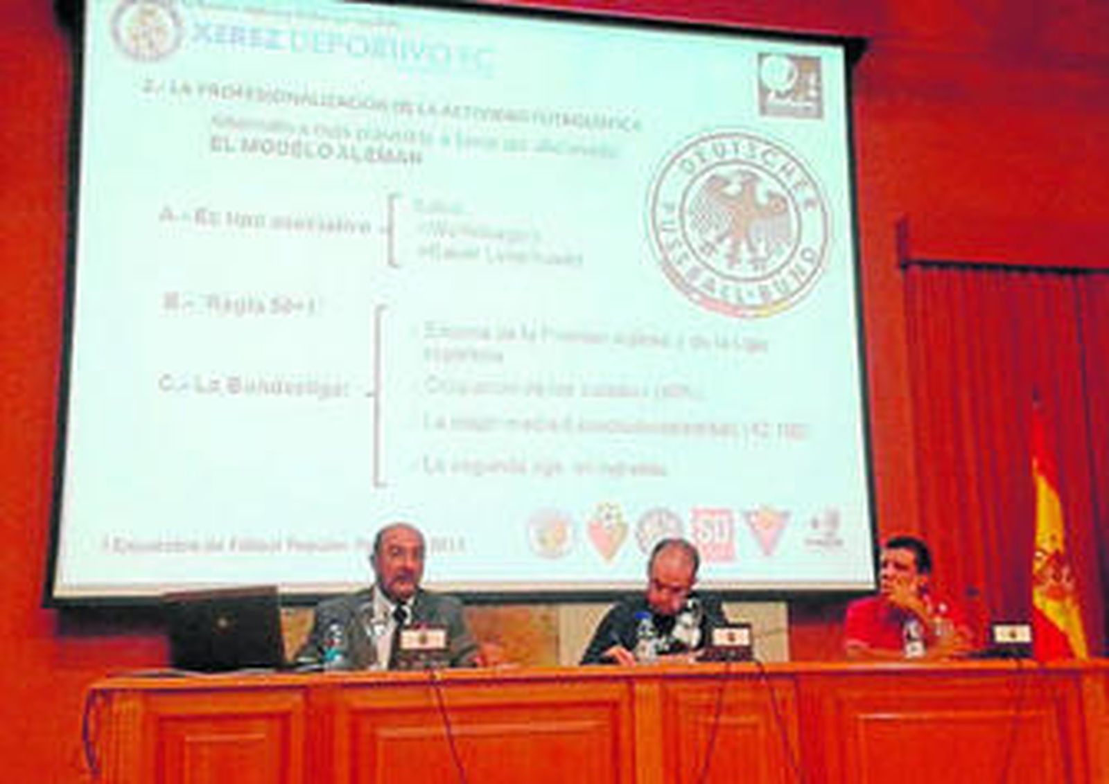 Un momento de la conferencia ofrecida por Javier Gómez en Palencia.