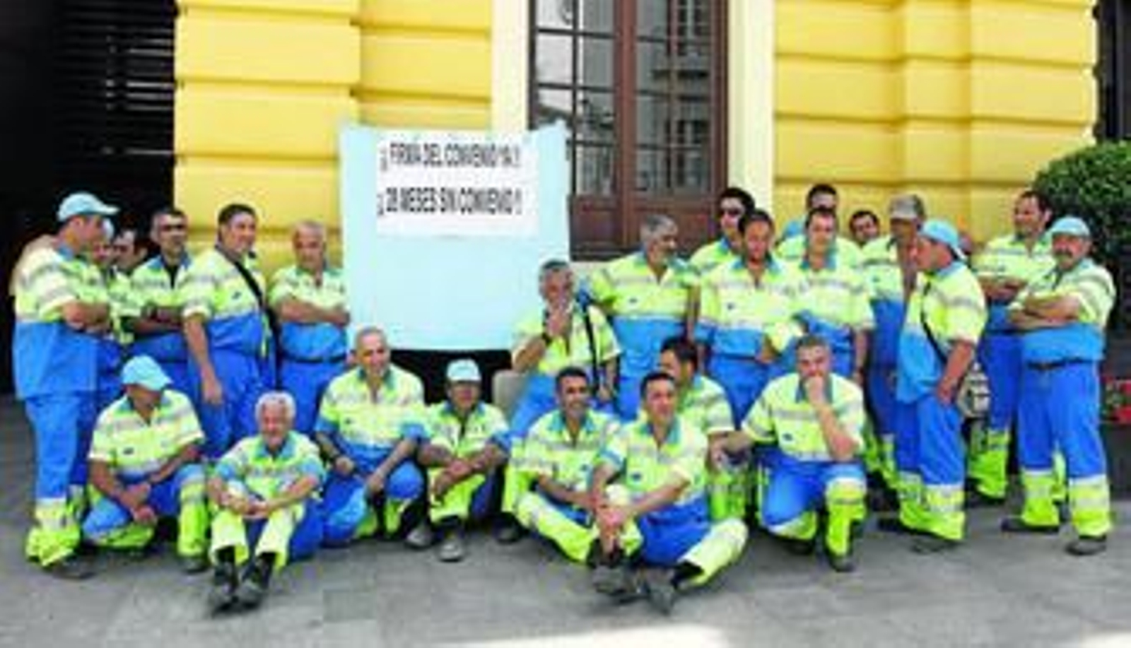 Parte de la plantilla de Vertresa durante la protesta que protagonizó ayer junto al Ayuntamiento.
