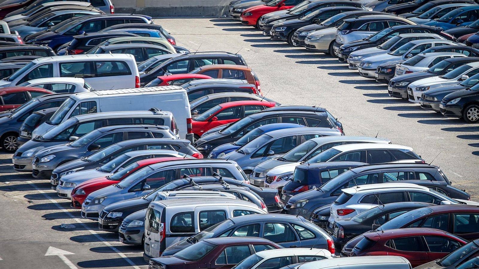 El parking de Astilleros, repleto.